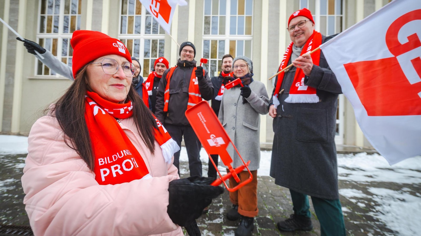 Schulhort-in-Nordhausen-eingeschr-nkt-Besch-ftigte-setzen-mit-Warnstreik-Zeichen-gegen-Sparpolitik-mit-Video-
