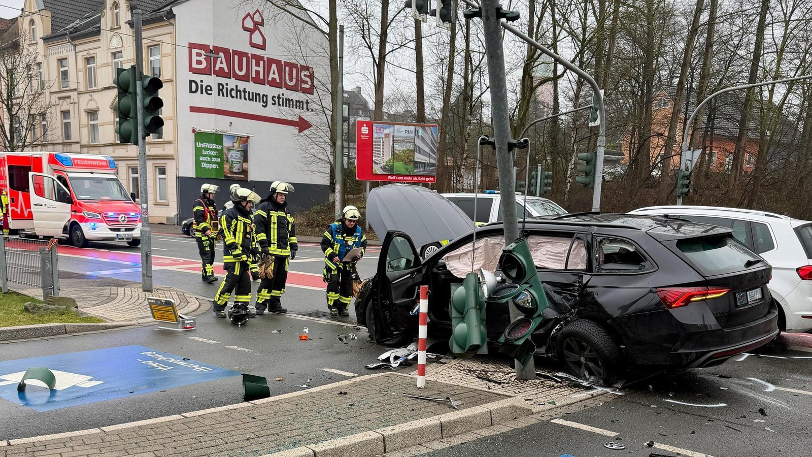 Verkehrsunfall-in-Bochum-Zwei-Verletzte-und-besch-digter-Ampelmast