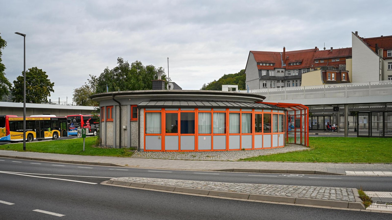 Alte-Wartehalle-am-Eisenacher-Busbahnhof-wird-moderner-Fahrrad-Parkplatz