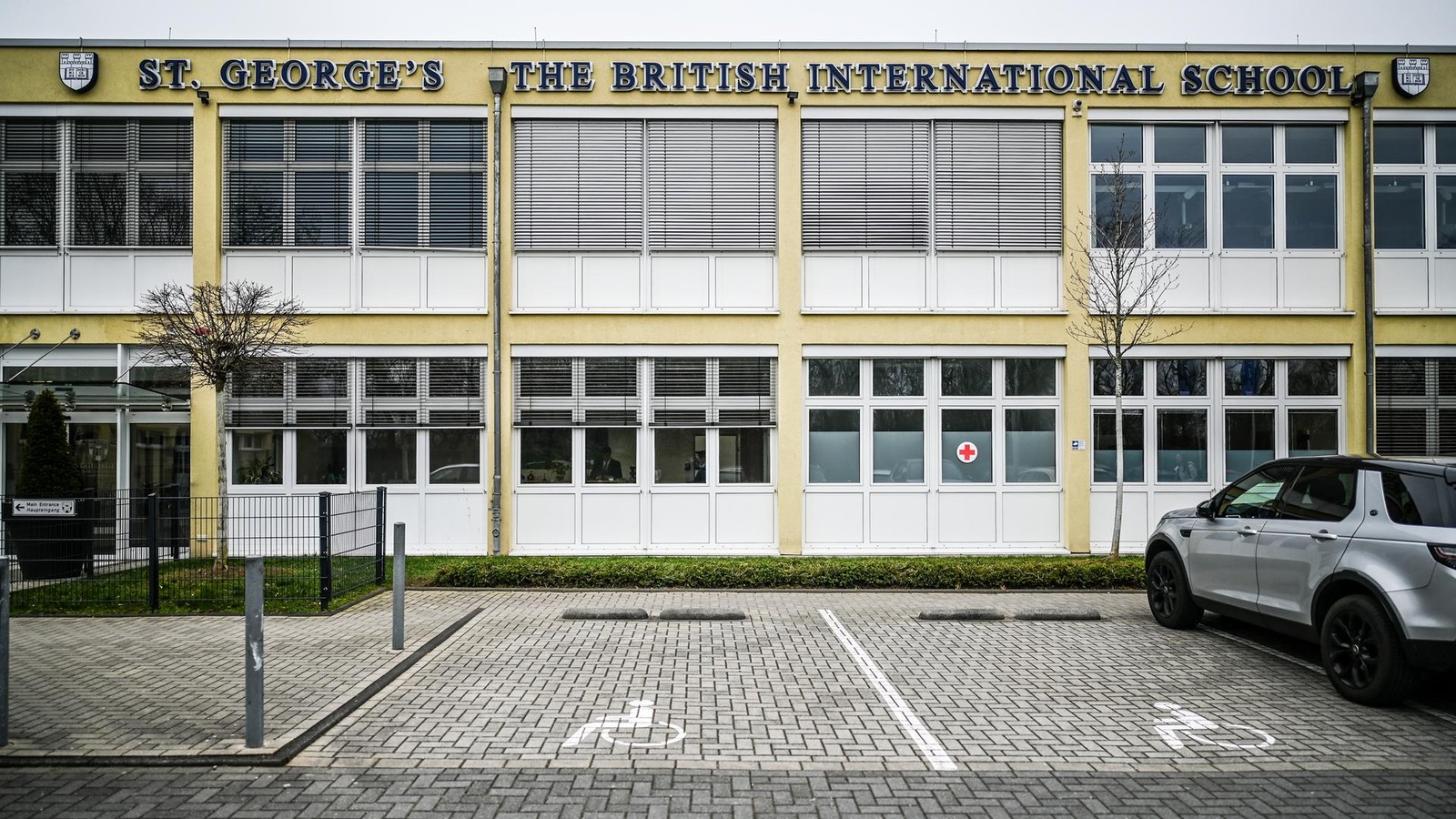 Vor-einer-Schule-BMW-Fahrer-bedr-ngt-Frau-32-und-schubst-sie