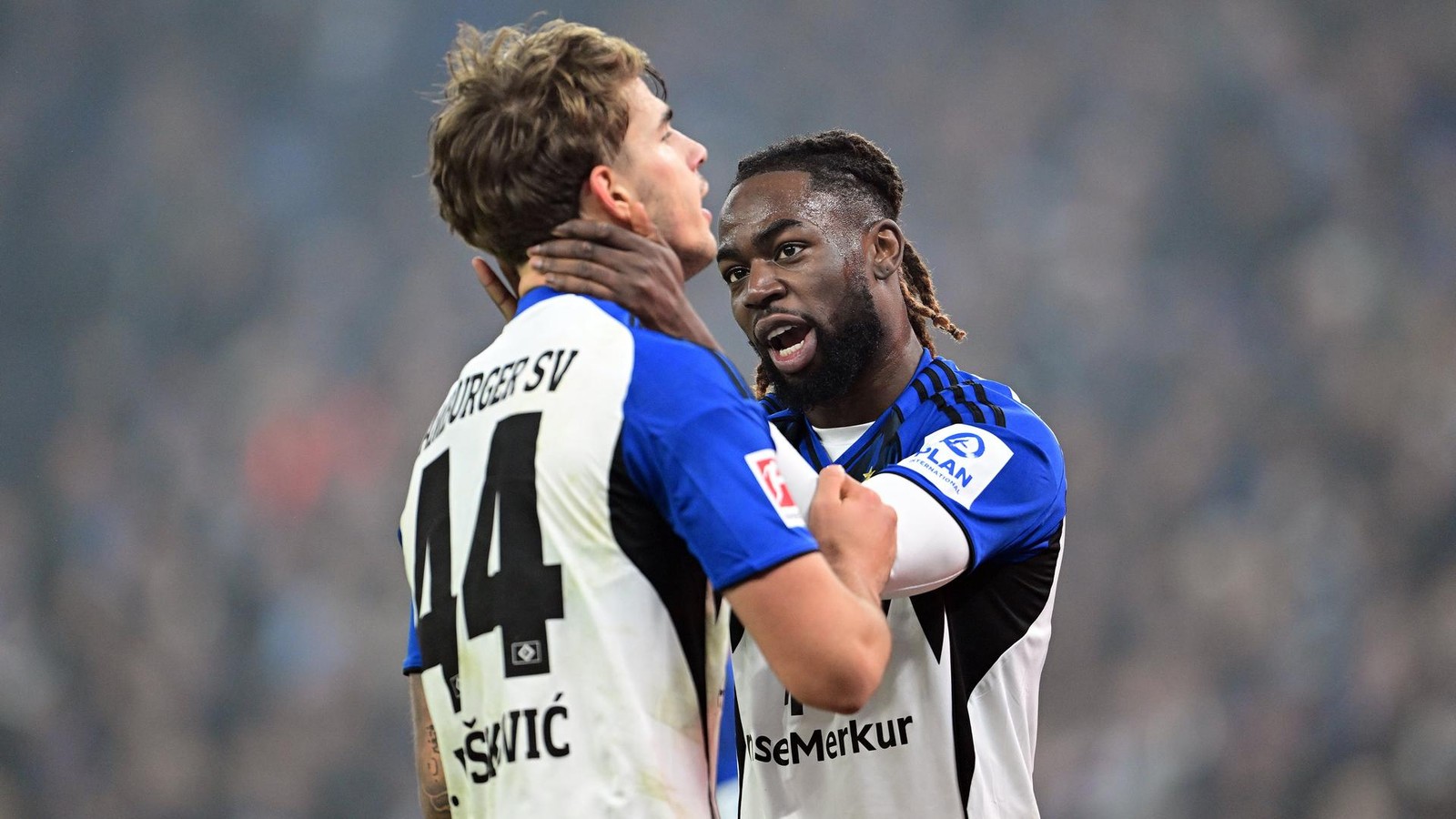 -rger-ber-Social-Media-P-beleien-Torunarighas-Appell-an-HSV-Fans