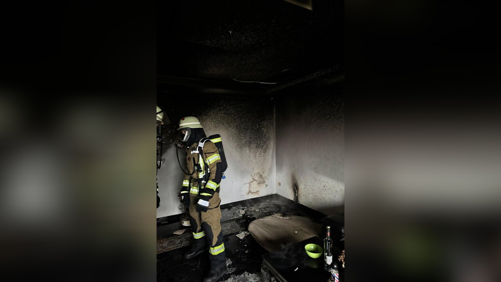 Feuerwehr-l-scht-Brand-in-Voerder-Mehrfamilienhaus-Wohnung-unbewohnbar