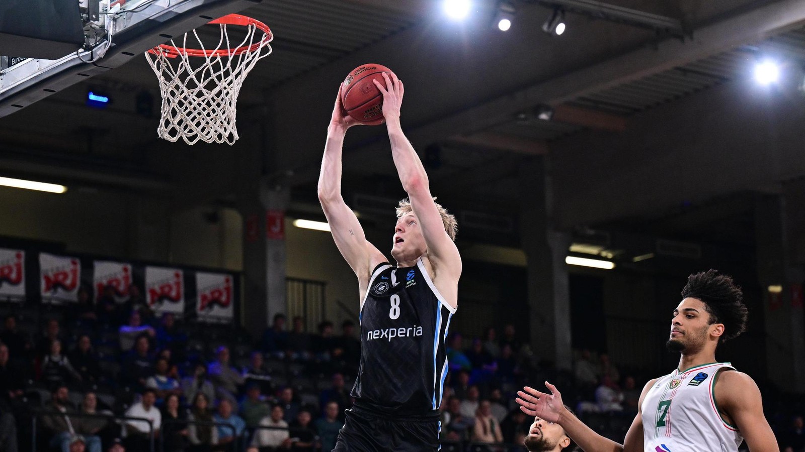 Hamburg-Towers-beschenken-Hunderte-Kinder-und-starten-eine-kleine-Super-Serie