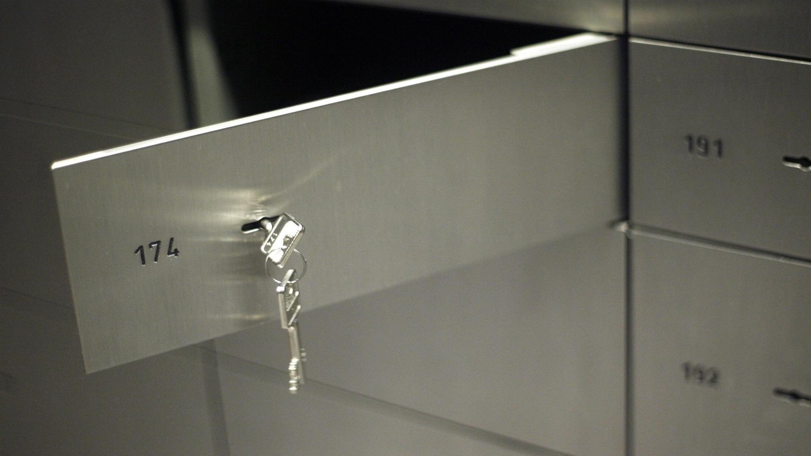 Wieder-Schlie-f-cher-in-Sparkasse-aufgebrochen-T-ter-auf-der-Flucht