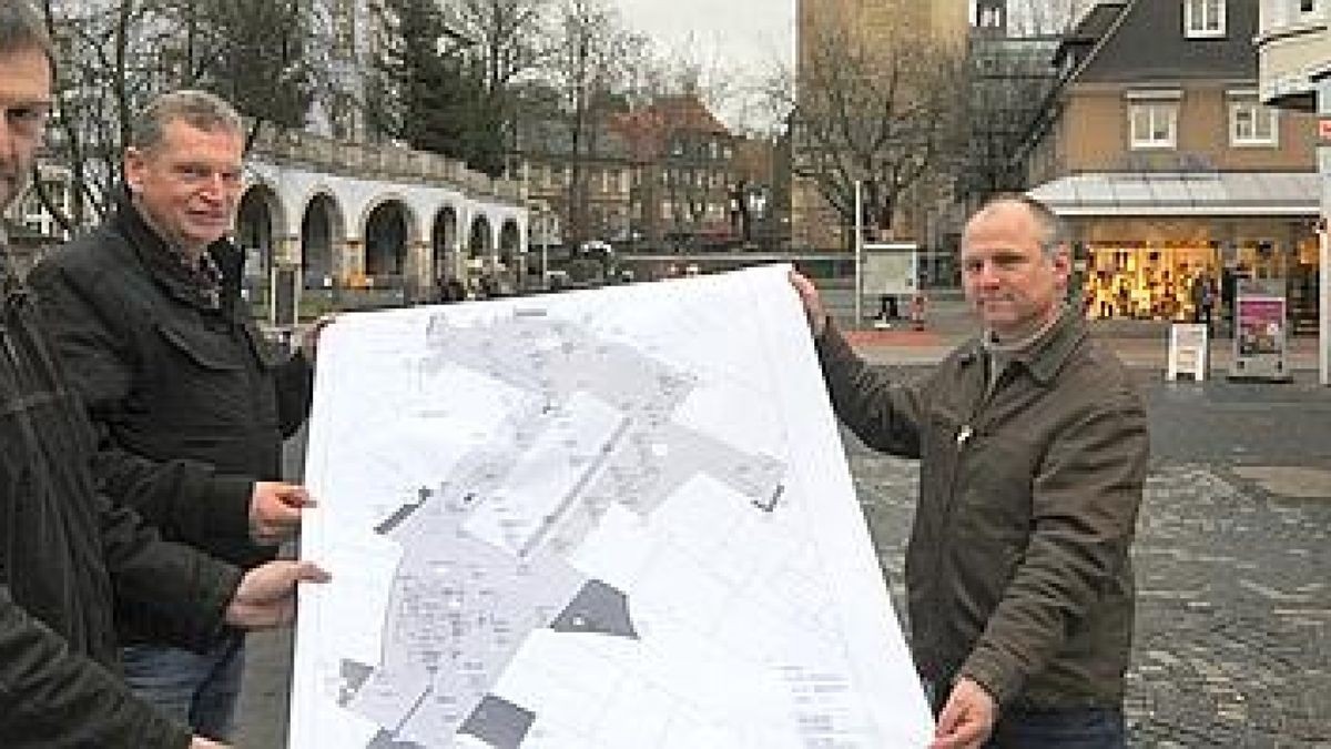 Die Bauarbeiten am Alten Rathausplatz beginnen:Stefan Schulte, Andreas Nolte und Bauleiter Jürgen Grade präsentieren die Pläne