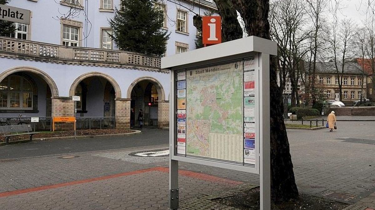 Die Infotafel mit Stadtplan  wird einen neuen Standort  in der Nähe des Kirmesdenkmals zwischen zwei Bäumen bekommen.