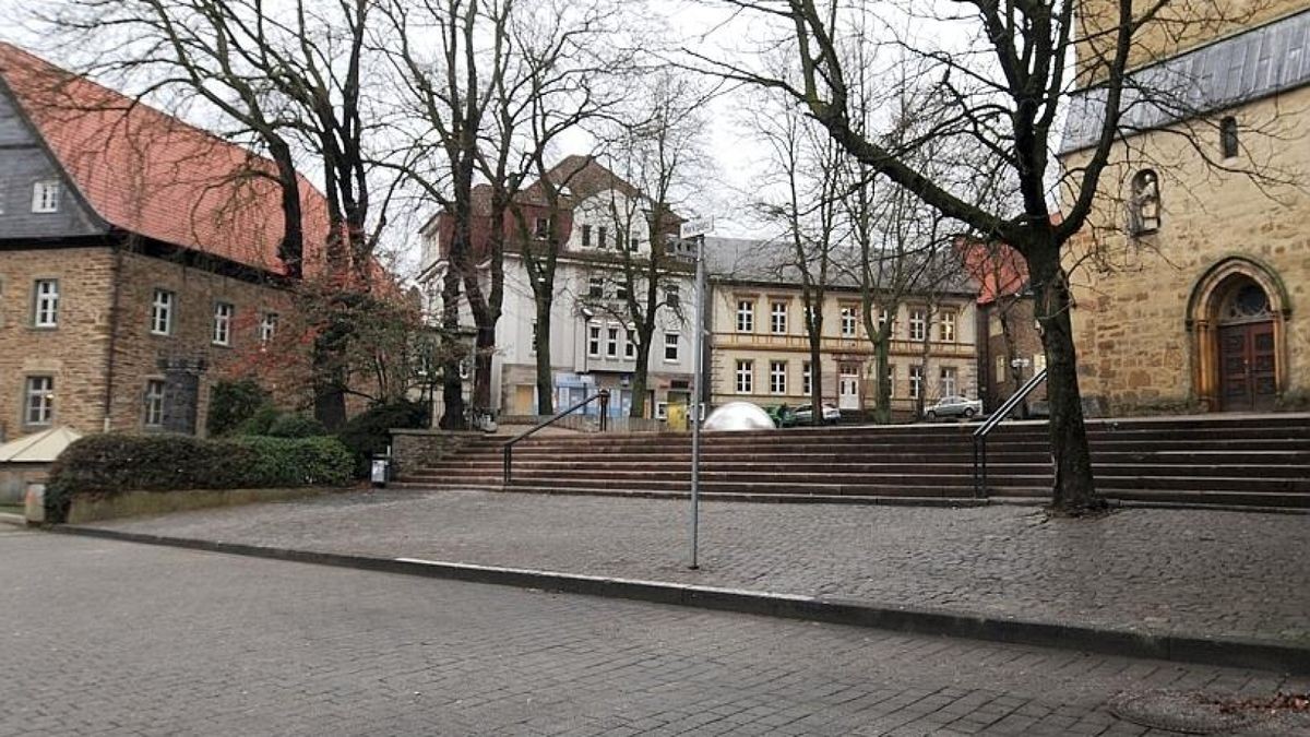 BDer Bordstein an der Vincenztreppe wird  verschwinden, da der Platz angehoben wird.