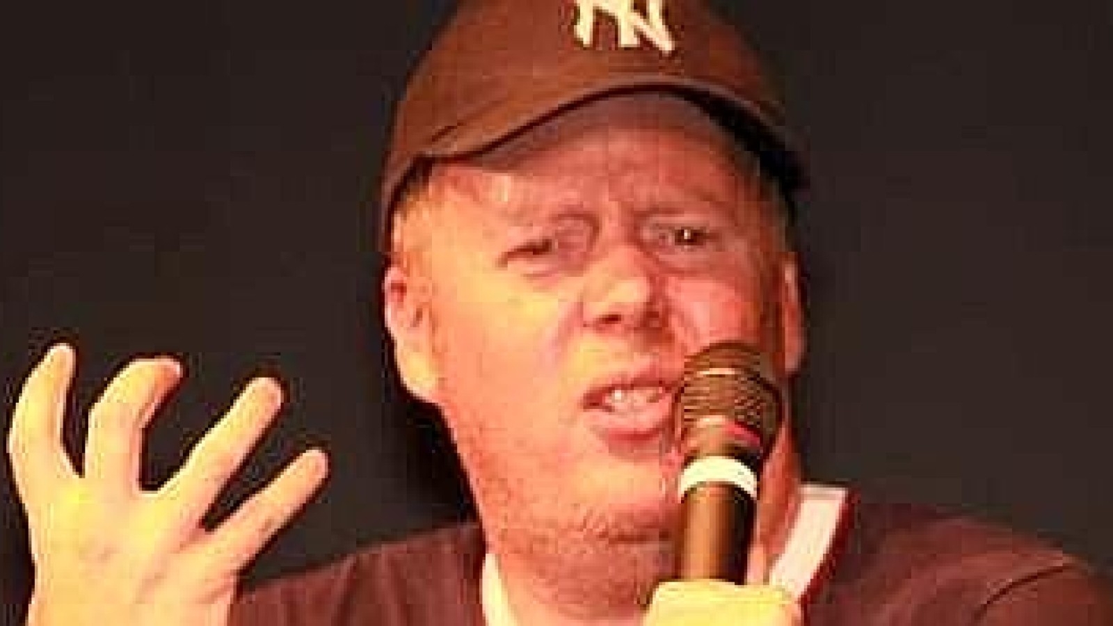 Comedian John Doyle spielt im Hundertmeister Duisburg mit Klischees