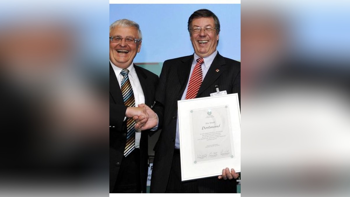 DFB-Präsident, Theo Zwanziger, gratuliert dem Dortmunder Oberbürgermeister, Gerhard Langemeyer (SPD), zum Zuschlag für das Nationale Fußballmuseum. Foto: ddp