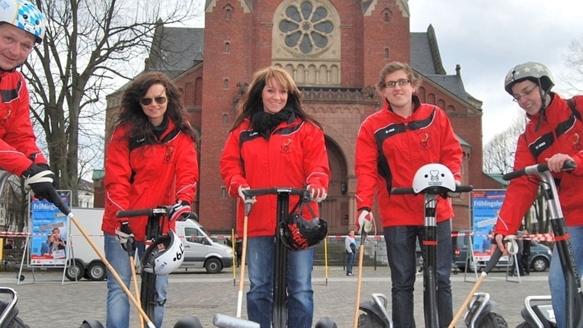 Segway-Polo präsentierten die Hemer „Butterflies“ vor dem Dom,  und beim „Tag des Hundes“ kamen sich auch Torben und Bulldogge „Greif“ näher. Foto: Koch