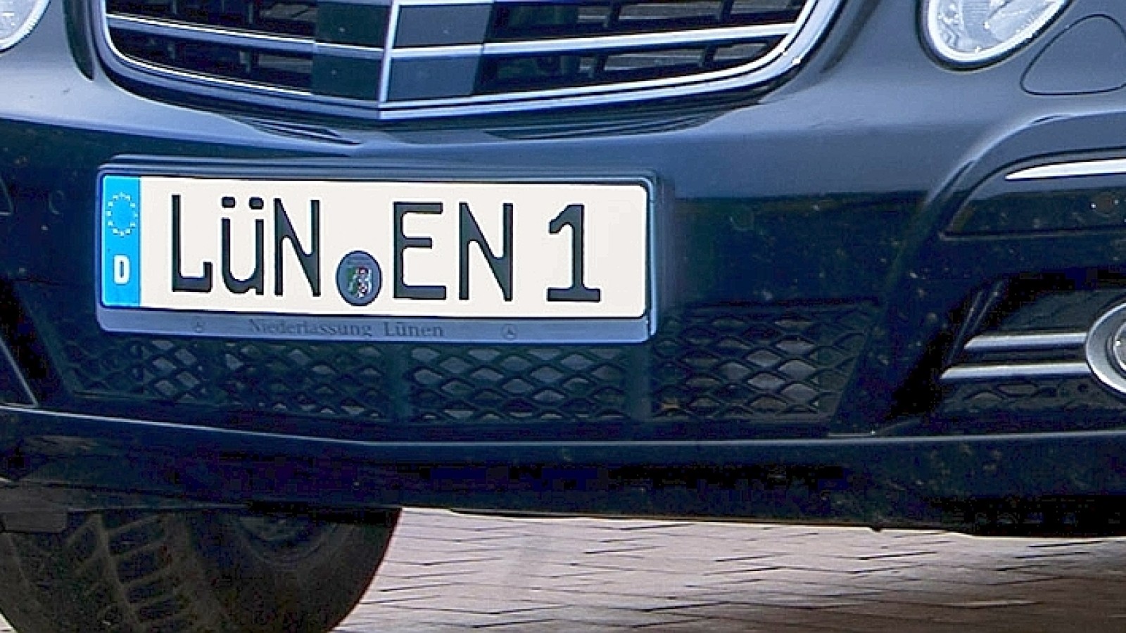 Erste neue Kennzeichen auf der Straße