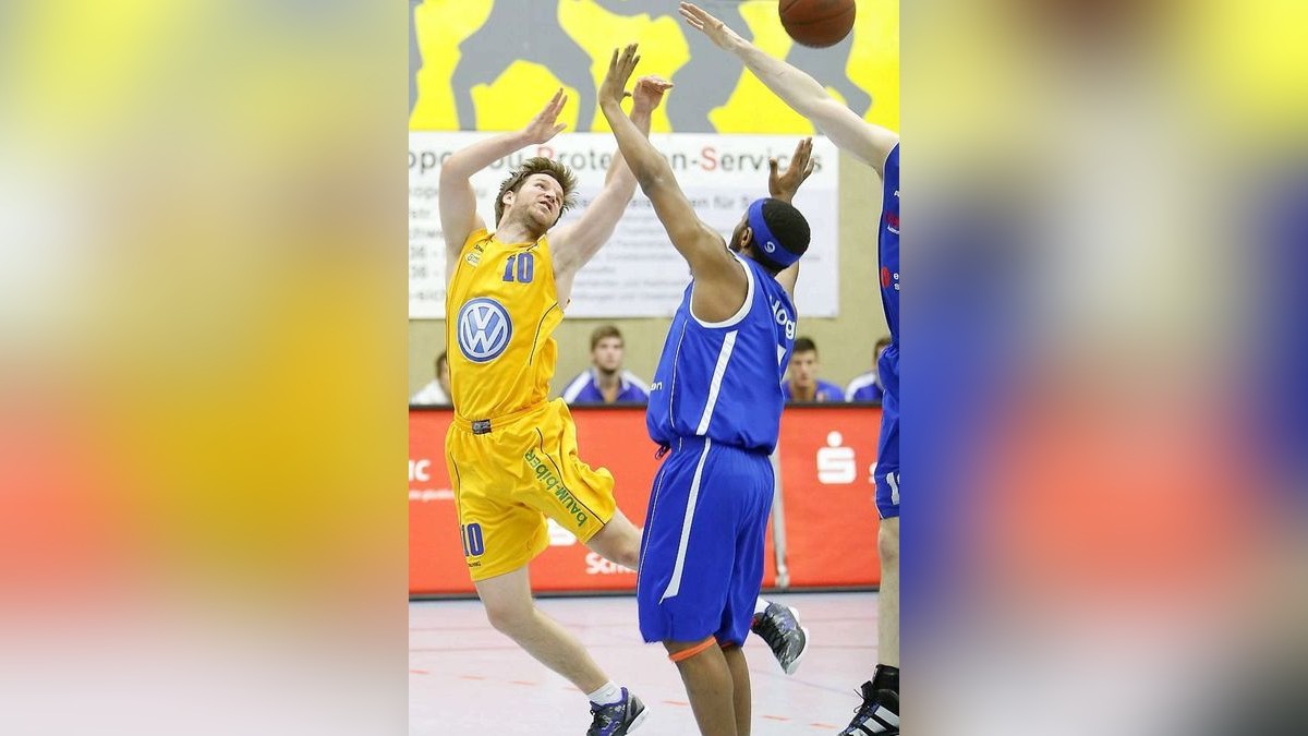 Schwelmer Baskets (gelb) - Giants TSV 1861 Nördlingen (blau) 97:76, 2. Basketball Bundesliga - 3. Playoffspiel Viertelfinale (ProB)
