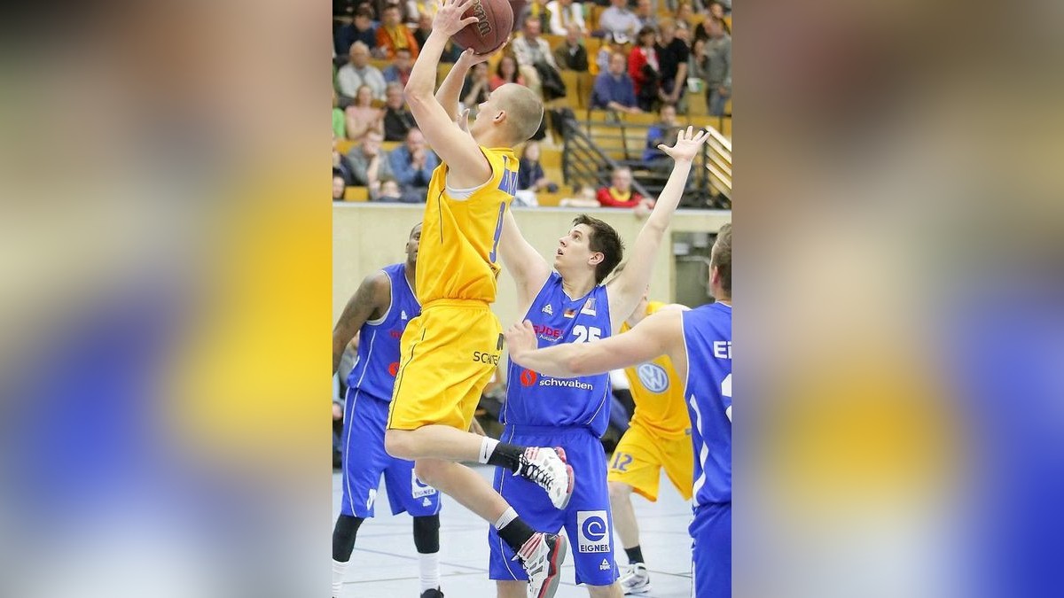 Schwelmer Baskets (gelb) - Giants TSV 1861 Nördlingen (blau) 97:76, 2. Basketball Bundesliga - 3. Playoffspiel Viertelfinale (ProB)