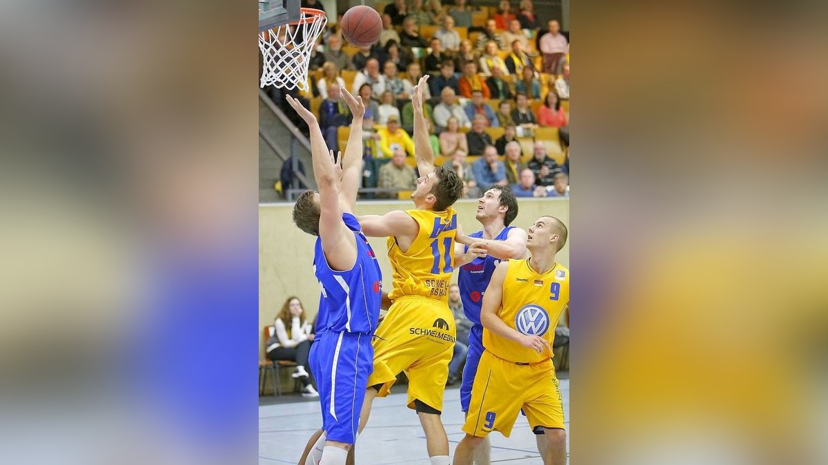Schwelmer Baskets (gelb) - Giants TSV 1861 Nördlingen (blau) 97:76, 2. Basketball Bundesliga - 3. Playoffspiel Viertelfinale (ProB)