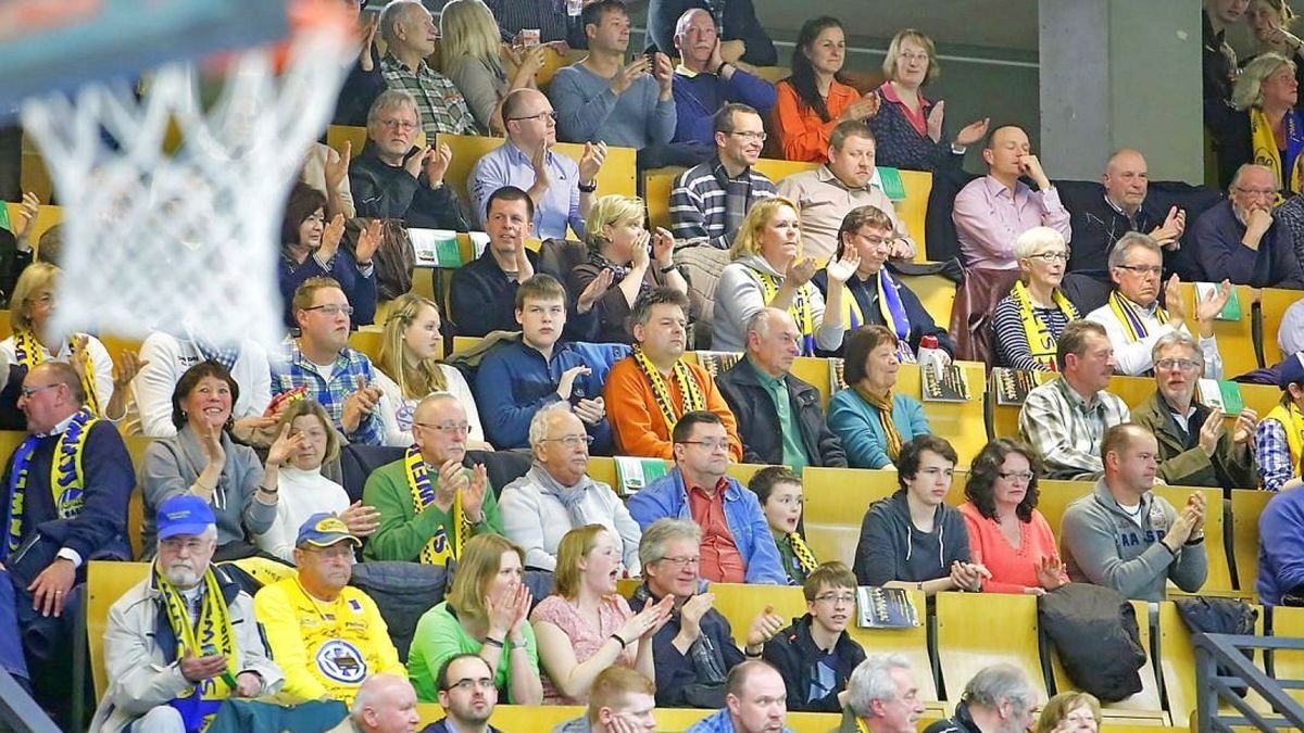 Schwelmer Baskets (gelb) - Giants TSV 1861 Nördlingen (blau) 97:76, 2. Basketball Bundesliga - 3. Playoffspiel Viertelfinale (ProB)