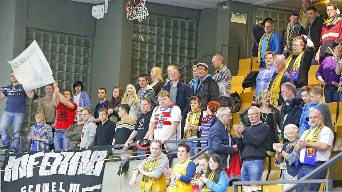 Schwelmer Baskets (gelb) - Giants TSV 1861 Nördlingen (blau) 97:76, 2. Basketball Bundesliga - 3. Playoffspiel Viertelfinale (ProB)