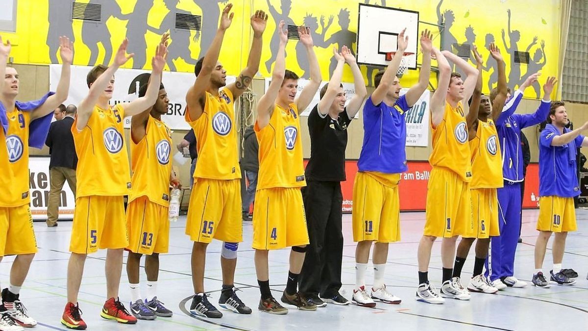 Schwelmer Baskets (gelb) - Giants TSV 1861 Nördlingen (blau) 97:76, 2. Basketball Bundesliga - 3. Playoffspiel Viertelfinale (ProB)