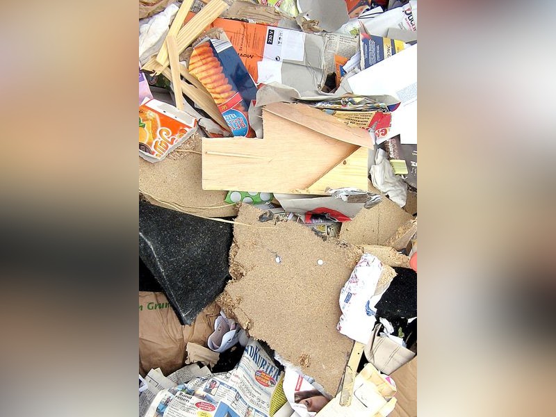 Papiercontainer in der Feldmark laufen über