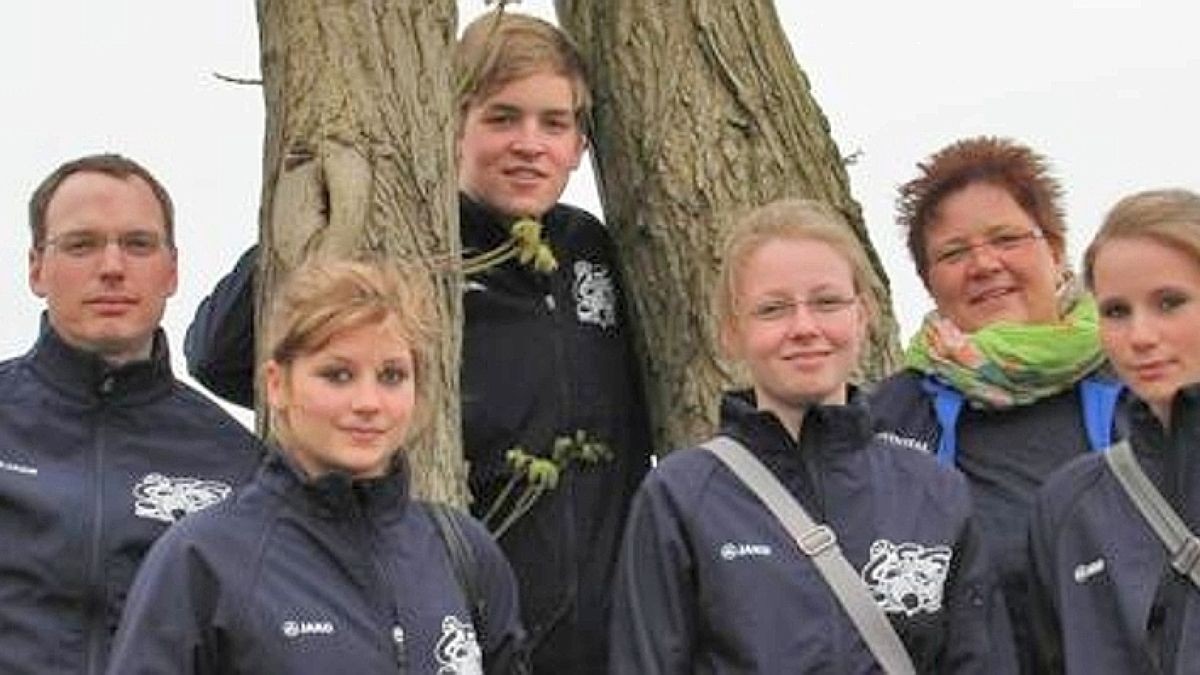 Schafften nach nur einem Jahr in der Landesoberliga den Durchmarsch in die Rheinlandliga. Die dritte Luftgewehrmannschaft der SSG schießt zukünftig in der höchsten Landesverbandsliga. Im Bild von links: Markus Bauer, Josefin Weber, Simon Janshen, Charlyne Faahsen, Lucie Kösters (Mannschaftsbetreuerin) und Maike Trötschkes.