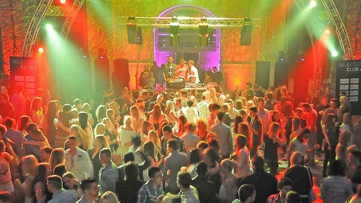 lässt mit SuperDisco Maschinenhalle beben