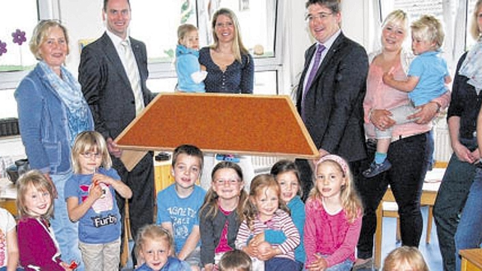 Kindergarten Beckum freut sich über neue Trapezsitzbänke