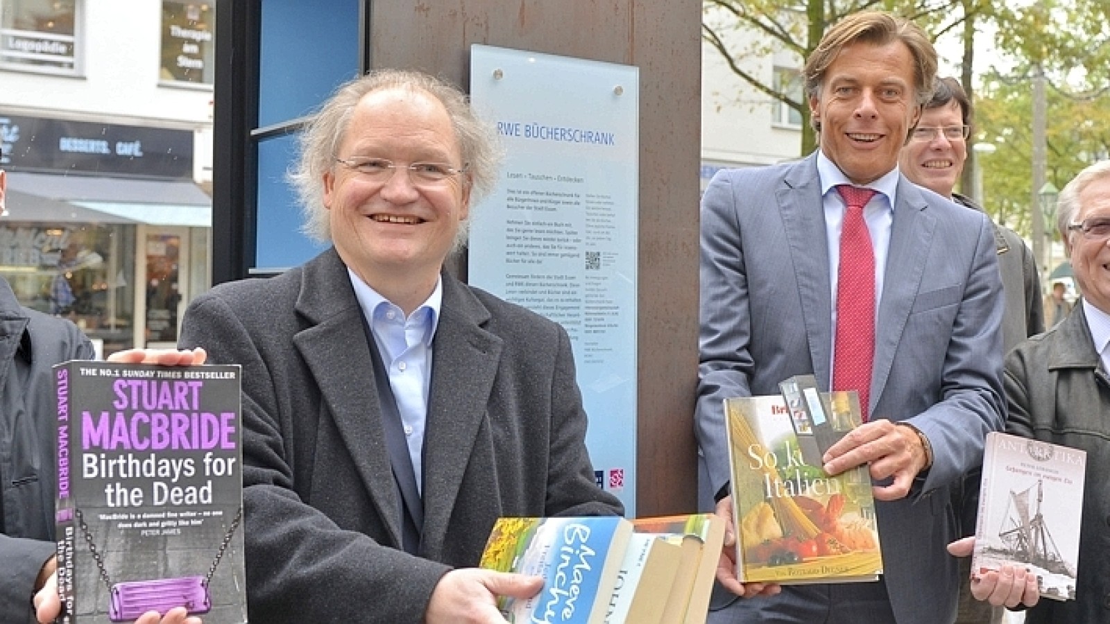 Offener Bücherschrank am Rüttenscheider Stern enthüllt